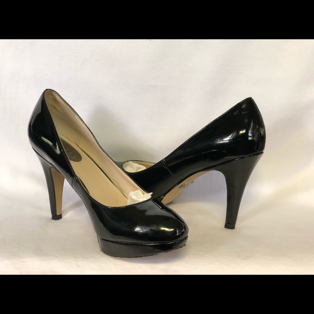 Nickels black patent leather pumps